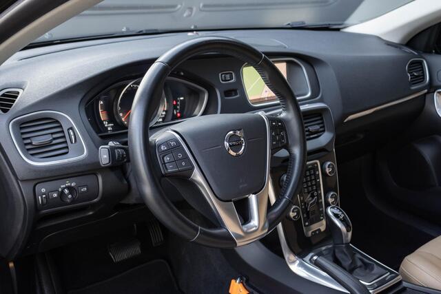 Volvo V40 CROSS COUNTRY T3 Automaat Polar+ Luxury | Panoramadak| Afneembare trekhaak| Alarmklasse 3| Premium Audio| Lederen Bekleding| Exterior Styling kit.