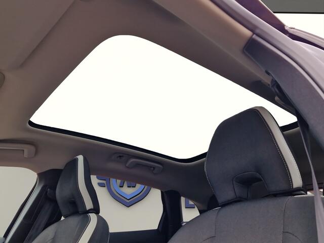 Volvo V40 CROSS COUNTRY 1.5 T3 Luxury Panodak - Trekhaak - NL Auto