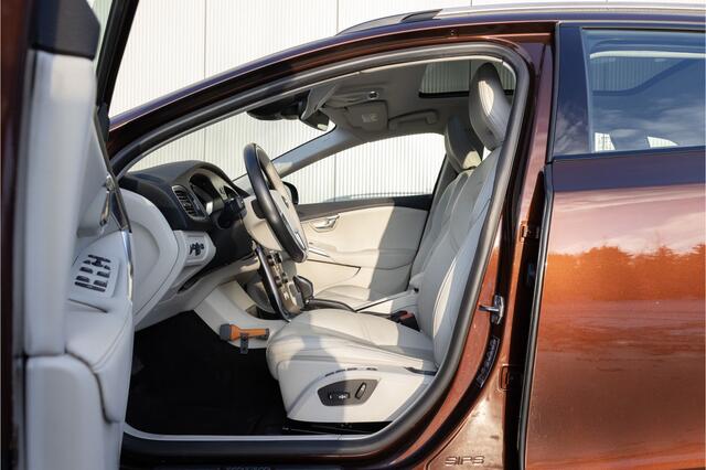 Volvo V40 CROSS COUNTRY 2.0 T4 AWD Nordic+ | PANO | LEDER