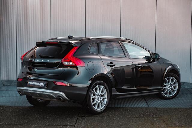 Volvo V40 CROSS COUNTRY T3 152pk Geartronic Polar+ Luxury | Trekhaak | Panormadak | Parkeerverwarming | Donker glas | Park Asisst V+A | DAB+ | Volvo on Call app | Leder | Verw.stoelen