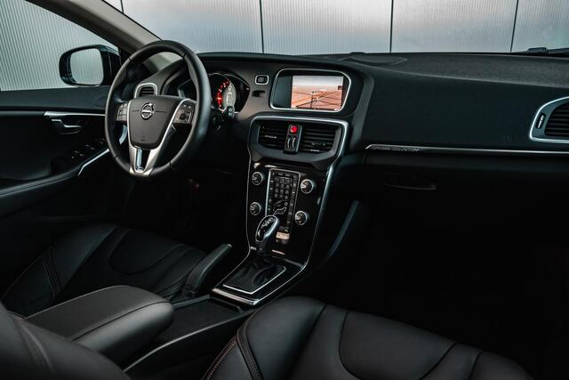 Volvo V40 CROSS COUNTRY T3 152pk Geartronic Polar+ Luxury | Trekhaak | Panormadak | Parkeerverwarming | Donker glas | Park Asisst V+A | DAB+ | Volvo on Call app | Leder | Verw.stoelen