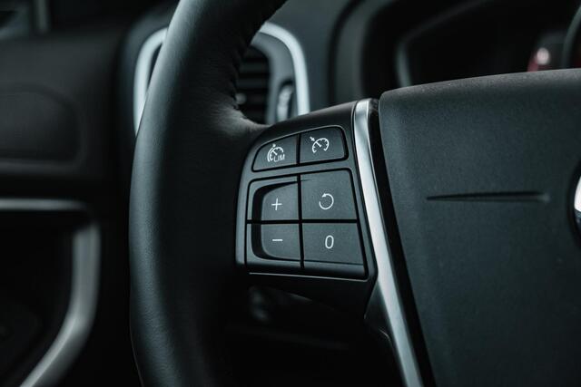 Volvo V40 CROSS COUNTRY T3 152pk Geartronic Polar+ Luxury | Trekhaak | Panormadak | Parkeerverwarming | Donker glas | Park Asisst V+A | DAB+ | Volvo on Call app | Leder | Verw.stoelen