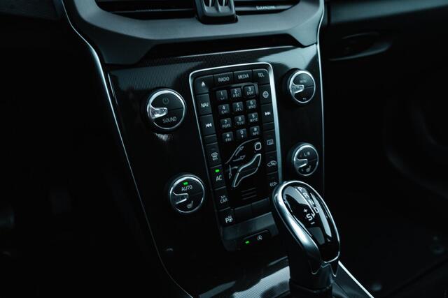 Volvo V40 CROSS COUNTRY T3 152pk Geartronic Polar+ Luxury | Trekhaak | Panormadak | Parkeerverwarming | Donker glas | Park Asisst V+A | DAB+ | Volvo on Call app | Leder | Verw.stoelen