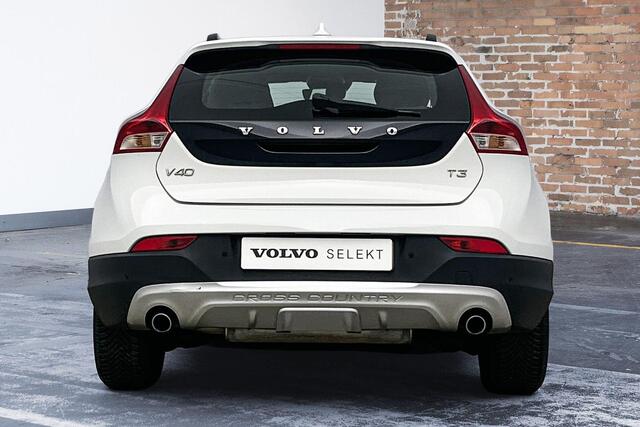 Volvo V40 CROSS COUNTRY T3 Automaat Edition+ | Afneembare trekhaak | Stoelverwarming | Navigatie | Volvo on Call | Climate control | Parkeersensoren achter | High performance audio | Dealeronderhouden