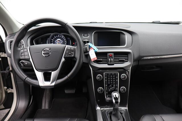 Volvo V40 CROSS COUNTRY 1.5 T3 Polar+ Luxury | Panoramadak | Lederen bekleding | Camera achter | Stoelverwarming |