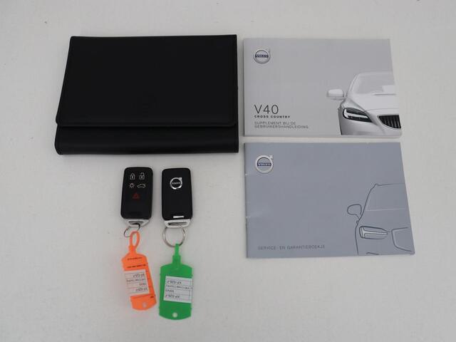 Volvo V40 CROSS COUNTRY 1.5 T3 Polar+ Luxury | Panoramadak | Leder | Trekhaak | Harman/Kardon | Stoelverwarming | Camera | Keyless | Full LED | Park Assist | Climate control | Cruise control