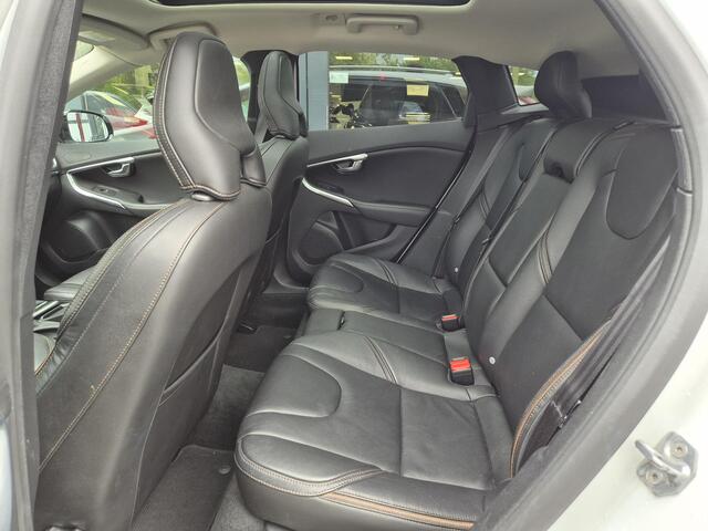 Volvo V40 CROSS COUNTRY 1.5 T3 Polar+ Luxury | Leder | Harmon/Kardon | Dakdragers | Navigatie | Automaat | Dealer onderhouden |