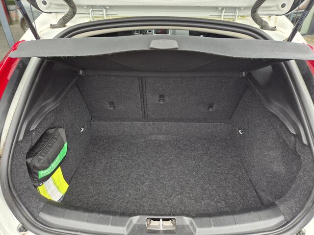 Volvo V40 CROSS COUNTRY 1.5 T3 Polar+ Luxury | Leder | Harmon/Kardon | Dakdragers | Navigatie | Automaat | Dealer onderhouden |