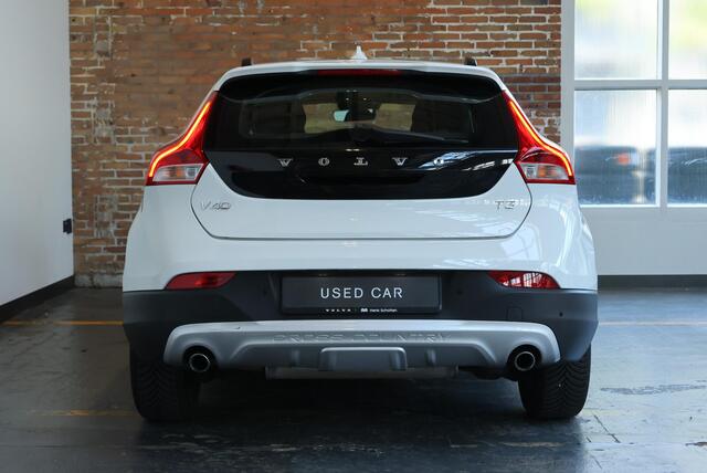 Volvo V40 CROSS COUNTRY T3 Automaat Edition+ | Afneembare trekhaak | Stoelverwarming | Navigatie | Volvo on Call | Climate control | Parkeersensoren achter | High performance audio | Dealeronderhouden