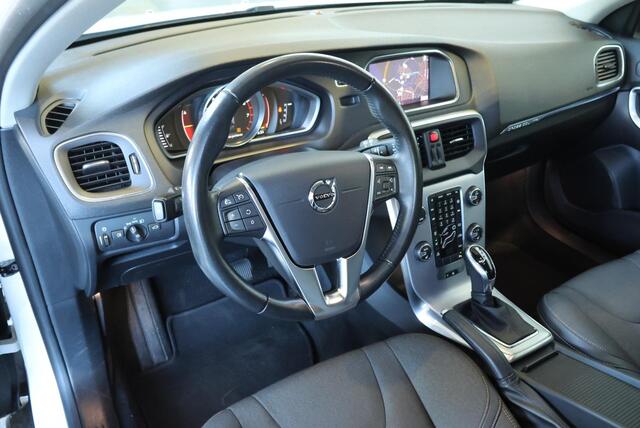 Volvo V40 CROSS COUNTRY T3 Automaat Edition+ | Afneembare trekhaak | Stoelverwarming | Navigatie | Volvo on Call | Climate control | Parkeersensoren achter | High performance audio | Dealeronderhouden
