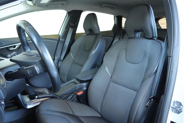 Volvo V40 CROSS COUNTRY T3 Automaat Edition+ | Afneembare trekhaak | Stoelverwarming | Navigatie | Volvo on Call | Climate control | Parkeersensoren achter | High performance audio | Dealeronderhouden