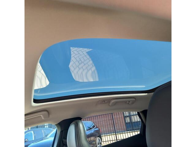 Volvo V40 CROSS COUNTRY 1.5 T3 Polar+ Luxury | Stoelverwarming | Panoramadak | Getint Glas | Parkeercamera | Keyless Entry | Navigatie | Cruise Control | Trekhaak |