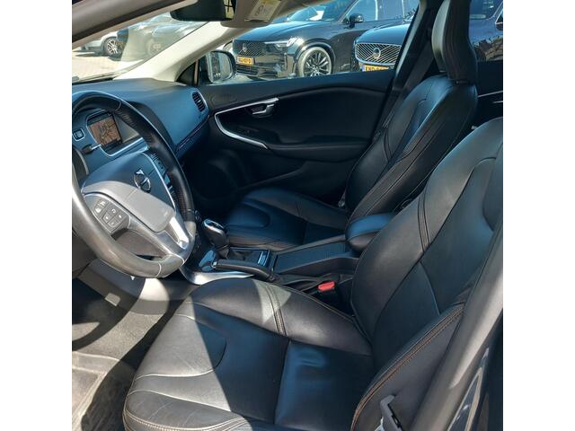 Volvo V40 CROSS COUNTRY 1.5 T3 Polar+ Luxury | Stoelverwarming | Panoramadak | Getint Glas | Parkeercamera | Keyless Entry | Navigatie | Cruise Control | Trekhaak |