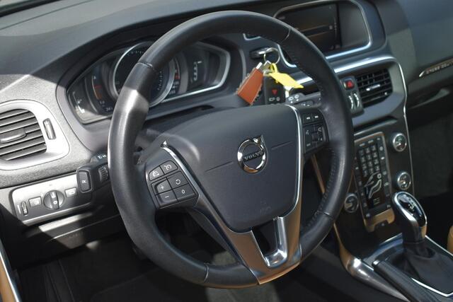 Volvo V40 CROSS COUNTRY T3 Polar+ Luxury Amber Licht interieur | Panoramadak | HarmanKardon Premium Sound | Achterruitrijcamera | KeyLess | Stoelverwarming | Navigatiesysteem | Extra getint glas achter | 18'' lichtmetalen velgen