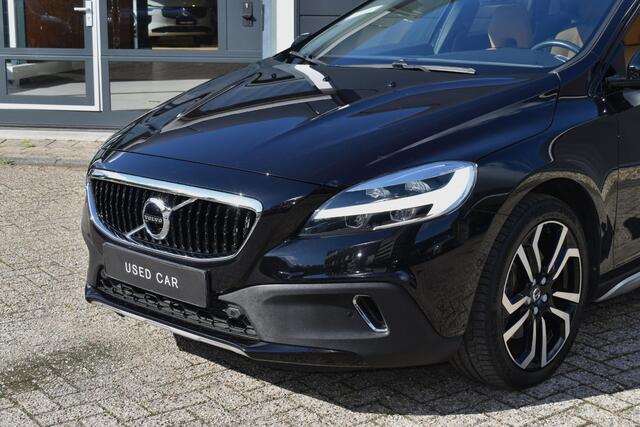 Volvo V40 CROSS COUNTRY T3 Polar+ Luxury Amber Licht interieur | Panoramadak | HarmanKardon Premium Sound | Achterruitrijcamera | KeyLess | Stoelverwarming | Navigatiesysteem | Extra getint glas achter | 18'' lichtmetalen velgen
