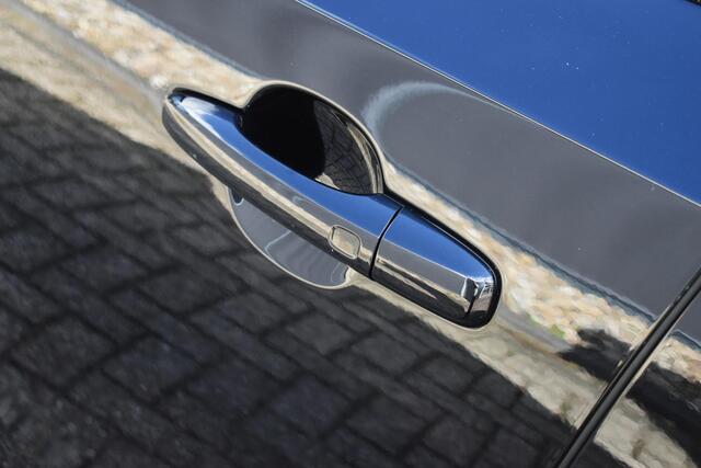 Volvo V40 CROSS COUNTRY T3 Polar+ Luxury Amber Licht interieur | Panoramadak | HarmanKardon Premium Sound | Achterruitrijcamera | KeyLess | Stoelverwarming | Navigatiesysteem | Extra getint glas achter | 18'' lichtmetalen velgen