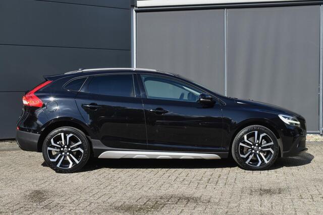 Volvo V40 CROSS COUNTRY T3 Polar+ Luxury Amber Licht interieur | Panoramadak | HarmanKardon Premium Sound | Achterruitrijcamera | KeyLess | Stoelverwarming | Navigatiesysteem | Extra getint glas achter | 18'' lichtmetalen velgen