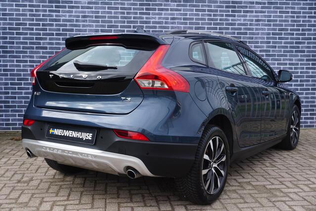 Volvo V40 CROSS COUNTRY 1.5 T3 Dynamic Edition Volvo V40 Cross Country 1.5 T3 Edition | Prive Lease v.a. €630 per mnd | Keyless Entry | LED | Parkeersensoren | Stoel verwarming | High Performance audio |