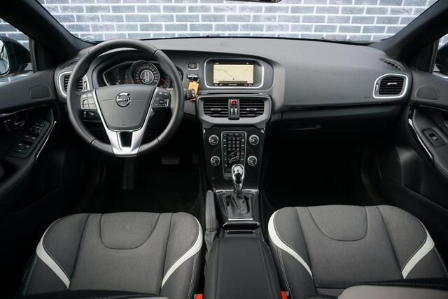 Volvo V40 CROSS COUNTRY 1.5 T3 Dynamic Edition Volvo V40 Cross Country 1.5 T3 Edition | Prive Lease v.a. €630 per mnd | Keyless Entry | LED | Parkeersensoren | Stoel verwarming | High Performance audio |