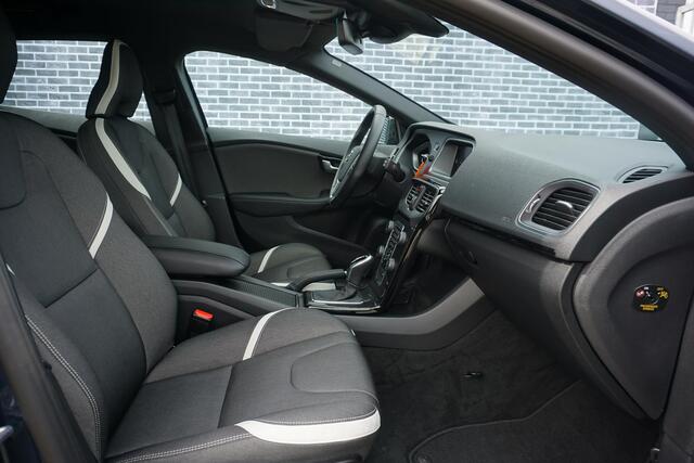 Volvo V40 CROSS COUNTRY 1.5 T3 Dynamic Edition Volvo V40 Cross Country 1.5 T3 Edition | Prive Lease v.a. €630 per mnd | Keyless Entry | LED | Parkeersensoren | Stoel verwarming | High Performance audio |