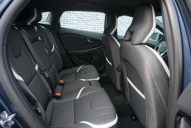 Volvo V40 CROSS COUNTRY 1.5 T3 Dynamic Edition Volvo V40 Cross Country 1.5 T3 Edition | Prive Lease v.a. €630 per mnd | Keyless Entry | LED | Parkeersensoren | Stoel verwarming | High Performance audio |