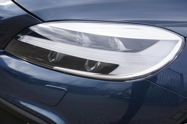 Volvo V40 CROSS COUNTRY 1.5 T3 Dynamic Edition Volvo V40 Cross Country 1.5 T3 Edition | Prive Lease v.a. €630 per mnd | Keyless Entry | LED | Parkeersensoren | Stoel verwarming | High Performance audio |