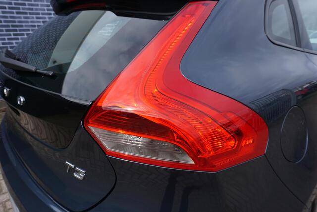 Volvo V40 CROSS COUNTRY 1.5 T3 Dynamic Edition Volvo V40 Cross Country 1.5 T3 Edition | Prive Lease v.a. €630 per mnd | Keyless Entry | LED | Parkeersensoren | Stoel verwarming | High Performance audio |