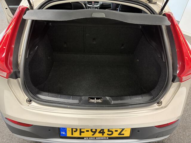 Volvo V40 CROSS COUNTRY T3 153pk AUT6 Nordic+ Trekhaak 1500kg/ Leer/ Stoelverw./ LED/ Navigatie