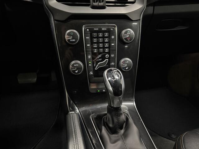 Volvo V40 CROSS COUNTRY T3 153pk AUT6 Nordic+ Trekhaak 1500kg/ Leer/ Stoelverw./ LED/ Navigatie