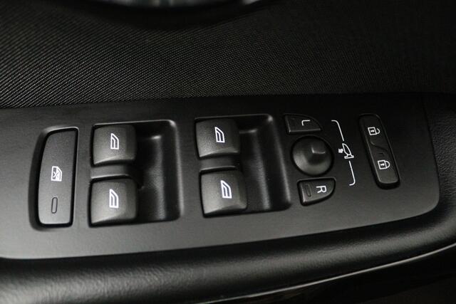 Volvo V40 CROSS COUNTRY 1.5 T3 Dynamic Edition (PANORAMADAK, STOELVERWARMING, CAMERA, NAVIGATIE, PARKEERSENSOREN)