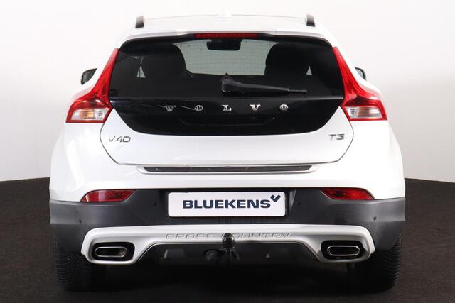Volvo V40 CROSS COUNTRY T3 Polar Plus Luxury - Panoramadak - Leder - DAB - Parkeerverwarming - Camera achter - All-Season banden - Climate Control - Cruise Control - Parkeersensoren voor & achter - Keyless Entry - Getint glas v.a. B-stijl - Harman/Kardon - Bluekens onderhouden - 18' LMV 'Metallah'