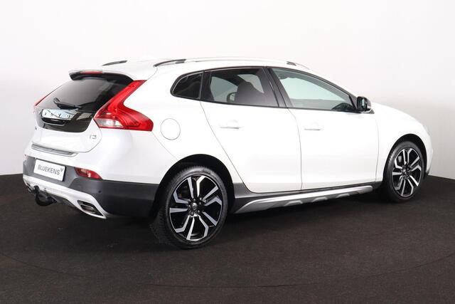 Volvo V40 CROSS COUNTRY T3 Polar Plus Luxury - Panoramadak - Leder - DAB - Parkeerverwarming - Camera achter - All-Season banden - Climate Control - Cruise Control - Parkeersensoren voor & achter - Keyless Entry - Getint glas v.a. B-stijl - Harman/Kardon - Bluekens onderhouden - 18' LMV 'Metallah'
