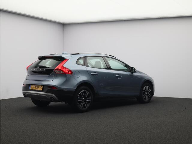 Volvo V40 CROSS COUNTRY T3 152PK Edition+ / Adaptive Cruise / BLIS / Leder / Parkeerverwarming / Panoramisch Dak / Stoelverwarming / – foto 2