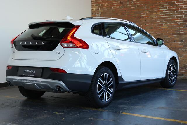 Volvo V40 CROSS COUNTRY T3 Automaat Edition+ | Afneembare trekhaak | Stoelverwarming | Navigatie | Volvo on Call | Climate control | Parkeersensoren achter | High performance audio | Dealeronderhouden – foto 3