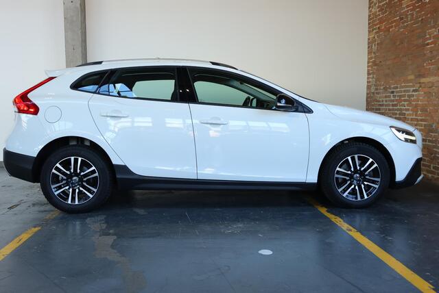 Volvo V40 CROSS COUNTRY T3 Automaat Edition+ | Afneembare trekhaak | Stoelverwarming | Navigatie | Volvo on Call | Climate control | Parkeersensoren achter | High performance audio | Dealeronderhouden – foto 4