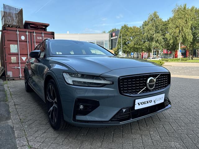 Volvo V60 2.0 B4 Plus Dark / Panoramadak / Lighting Pack / Trekhaak / Extra getint glas /