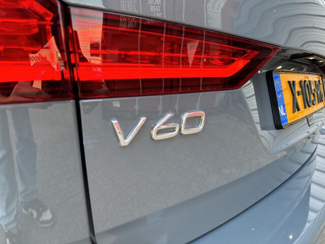Volvo V60 2.0 B4 Plus Dark / Panoramadak / Lighting Pack / Trekhaak / Extra getint glas /