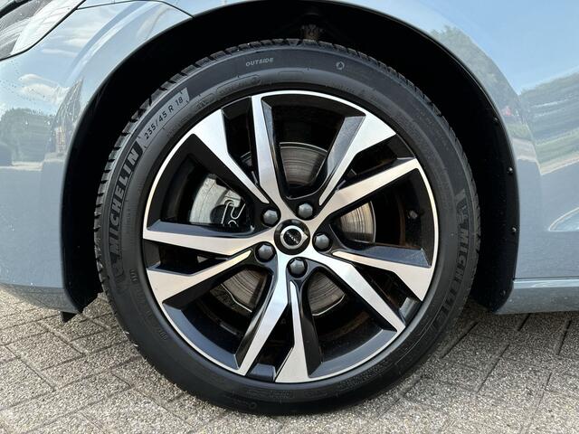 Volvo V60 2.0 B4 Plus Dark / Panoramadak / Lighting Pack / Trekhaak / Extra getint glas /