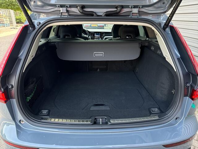 Volvo V60 2.0 B4 Plus Dark / Panoramadak / Lighting Pack / Trekhaak / Extra getint glas /