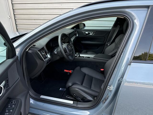 Volvo V60 2.0 B4 Plus Dark / Panoramadak / Lighting Pack / Trekhaak / Extra getint glas /