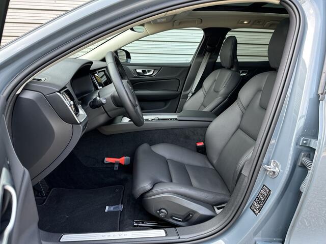 Volvo V60 2.0 B4 Plus Dark / Panoramadak / Lighting Pack / Trekhaak / Extra getint glas /