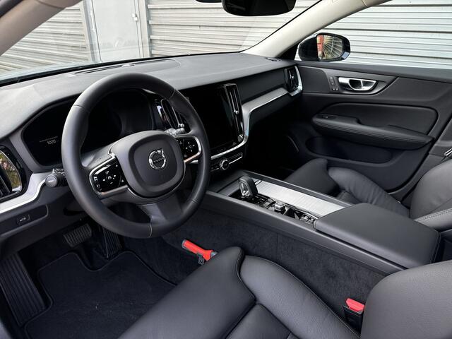 Volvo V60 2.0 B4 Plus Dark / Panoramadak / Lighting Pack / Trekhaak / Extra getint glas /