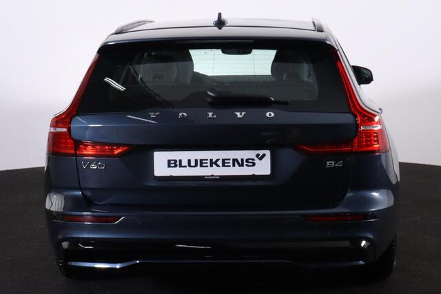 Volvo V60 B4 Plus Dark - IntelliSafe Assist & Surround - Parkeercamera achter - Verwarmde voorstoelen, stuur & achterbank - Parkeersensoren voor & achter - Elektr. bedienb. voorstoelen met geheugen - Draadloze tel. lader - Elektr. inklapbare trekhaak - 18' LMV