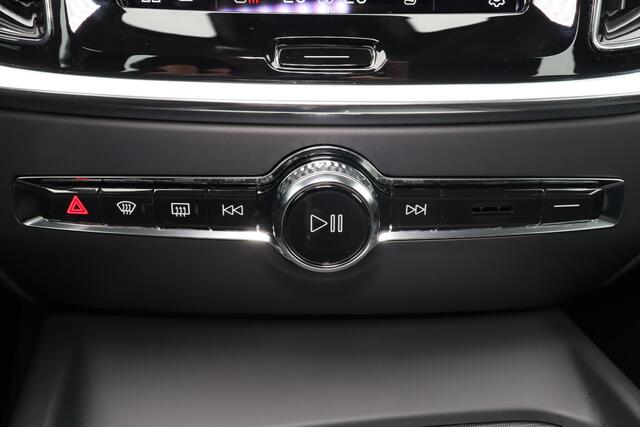 Volvo V60 B4 Plus Dark - IntelliSafe Assist & Surround - Parkeercamera achter - Verwarmde voorstoelen, stuur & achterbank - Parkeersensoren voor & achter - Elektr. bedienb. voorstoelen met geheugen - Draadloze tel. lader - Elektr. inklapbare trekhaak - 18' LMV