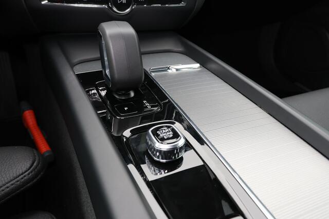 Volvo V60 B4 Plus Dark - IntelliSafe Assist & Surround - Parkeercamera achter - Verwarmde voorstoelen, stuur & achterbank - Parkeersensoren voor & achter - Elektr. bedienb. voorstoelen met geheugen - Draadloze tel. lader - Elektr. inklapbare trekhaak - 18' LMV
