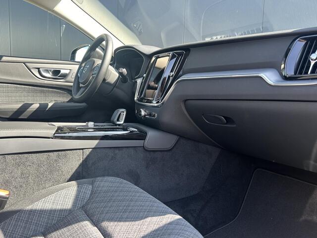Volvo V60 T6 350PK Recharge AWD Core Bright / Long Range / Adaptive Cruise / BLIS / Verwarmbare Voorstoelen + Stuurwiel / 19" / Keyless /