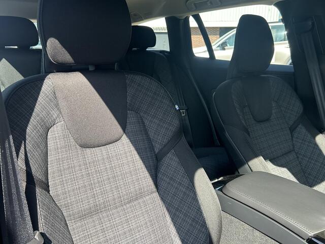 Volvo V60 T6 350PK Recharge AWD Core Bright / Long Range / Adaptive Cruise / BLIS / Verwarmbare Voorstoelen + Stuurwiel / 19" / Keyless /