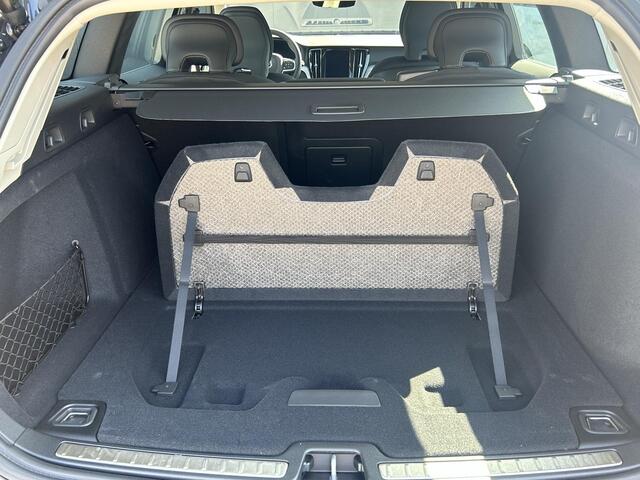 Volvo V60 T6 350PK Recharge AWD Core Bright / Long Range / Adaptive Cruise / BLIS / Verwarmbare Voorstoelen + Stuurwiel / 19" / Keyless /