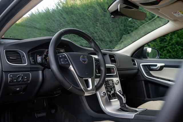 Volvo V60 1.5 T2 Momentum Aut. *Leder-Xenon-Standverwarming