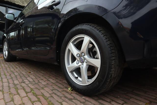 Volvo V60 Kinetic | Stoelverwarming | Lichtmetalen velgen | Navigatie | Verwarmde voorruit